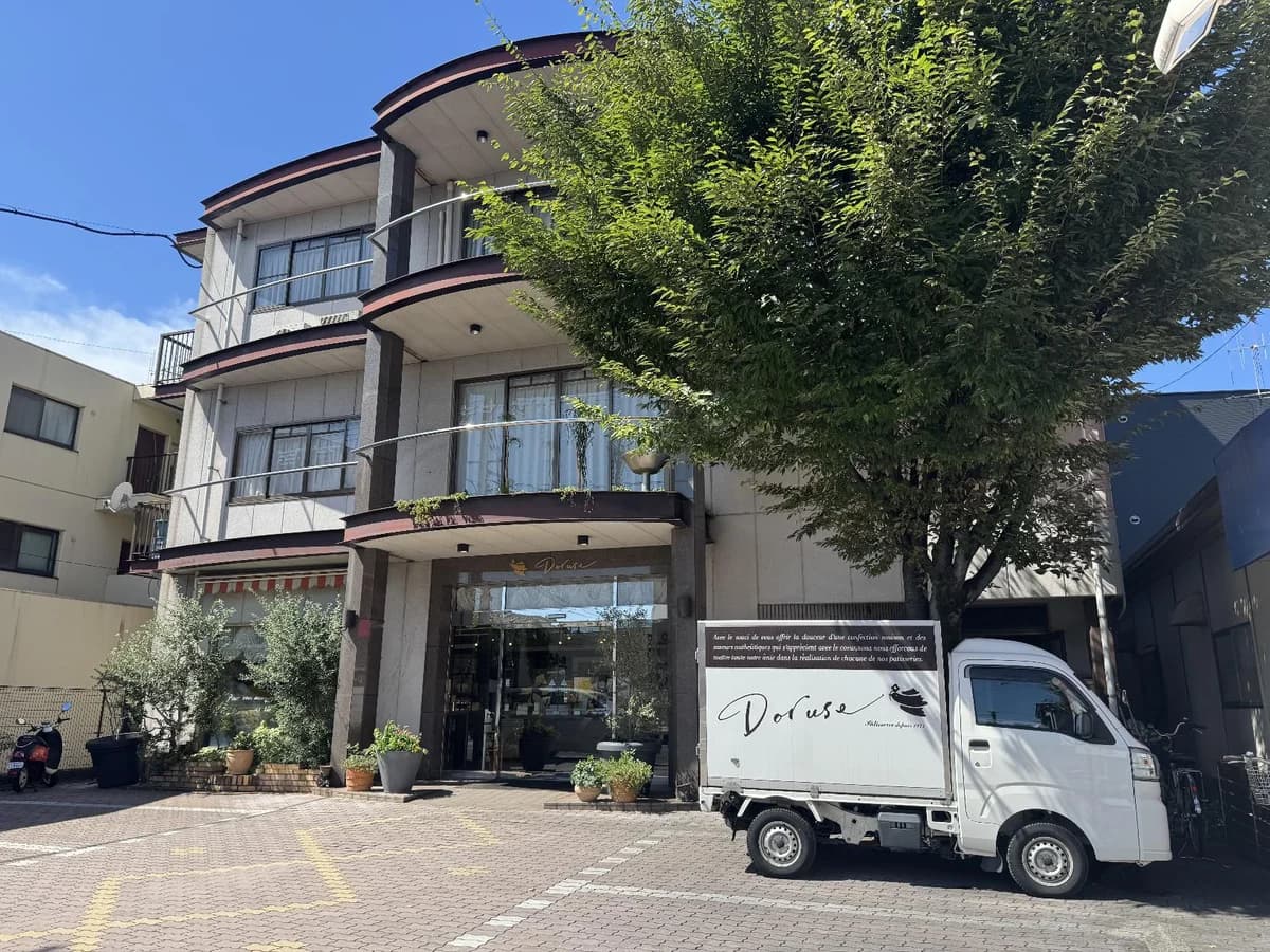 ドルセ洋菓子店 本店の外観・店内